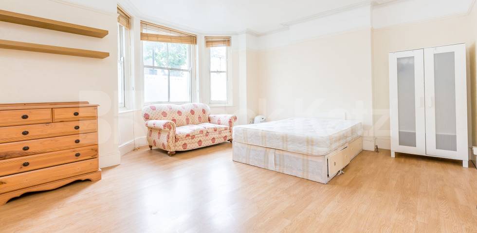 			2 Bedroom, 1 bath, 1 reception Flat			 Cathcart Hill, DARTMOUTH PARK